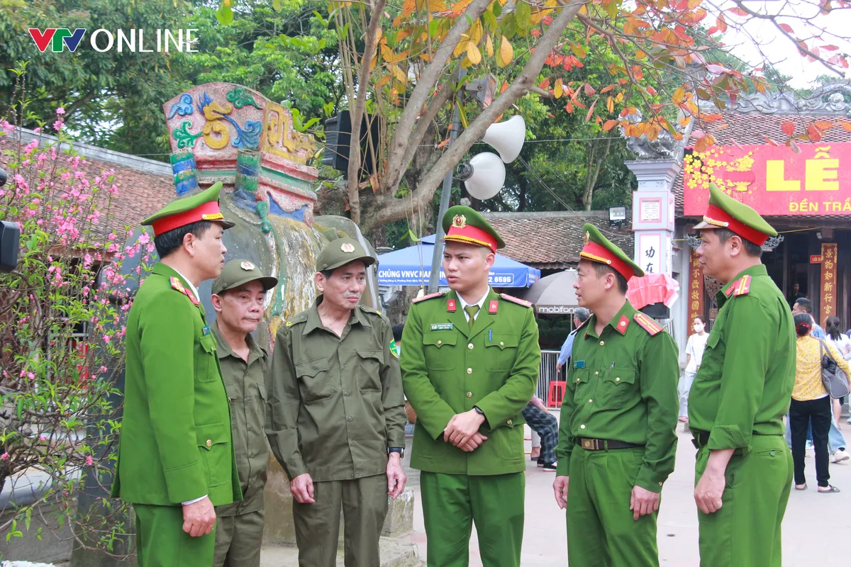 Dựng h&agrave;ng r&agrave;o sắt, thắt chặt an ninh trước giờ khai ấn Đền Trần - Ảnh 4.