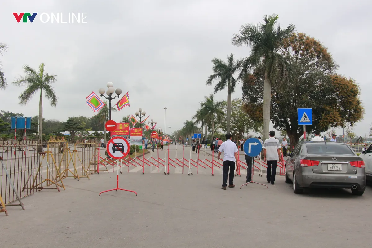 Dựng h&agrave;ng r&agrave;o sắt, thắt chặt an ninh trước giờ khai ấn Đền Trần - Ảnh 1.