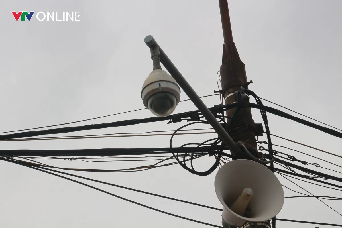 Dựng h&agrave;ng r&agrave;o sắt, thắt chặt an ninh trước giờ khai ấn Đền Trần - Ảnh 7.