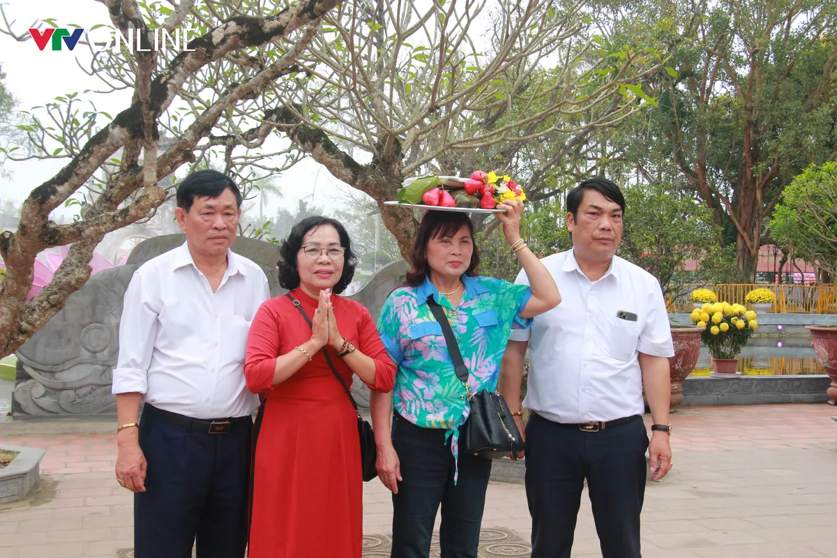 H&agrave;ng ngh&igrave;n người h&agrave;nh hương về Đền Trần trước giờ khai ấn - Ảnh 4.