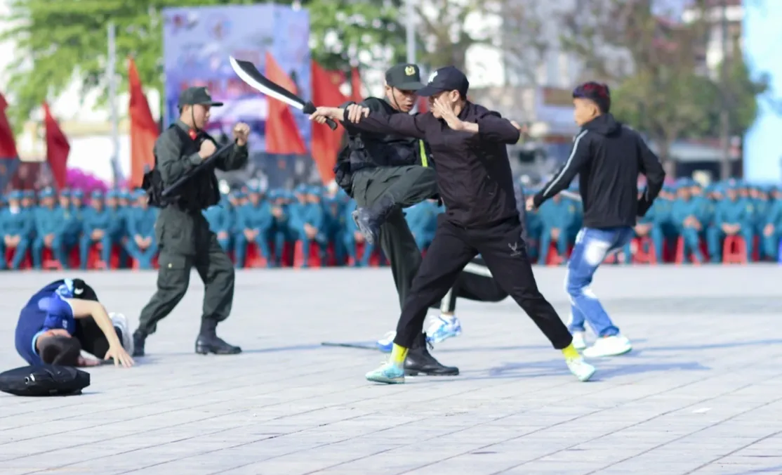 Lực lượng vũ trang tỉnh Điện Bi&ecirc;n ra qu&acirc;n huấn luyện năm 2026  - Ảnh 7.