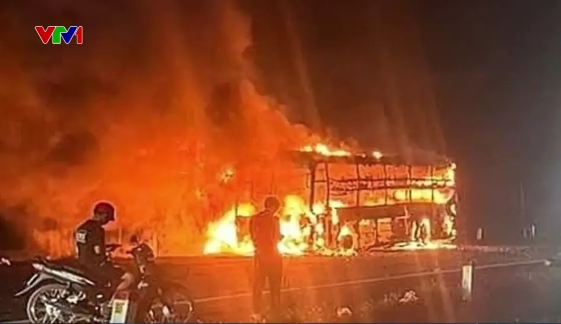 Cháy xe khách giường nằm, 44 hành khách kịp thời thoát nạn- Ảnh 1. Cháy xe khách giường nằm, 44 hành khách kịp thời thoát nạn- Ảnh 1.