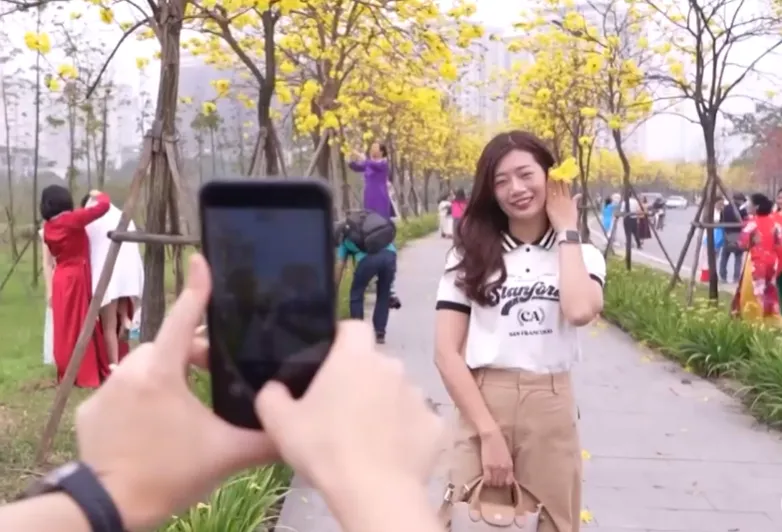 SẮC HOA PHONG LINH NỞ RỘ Đ&Oacute;N NGƯỜI D&Acirc;N H&Agrave; NỘI DU XU&Acirc;N ĐẦU NĂM - Ảnh 3.