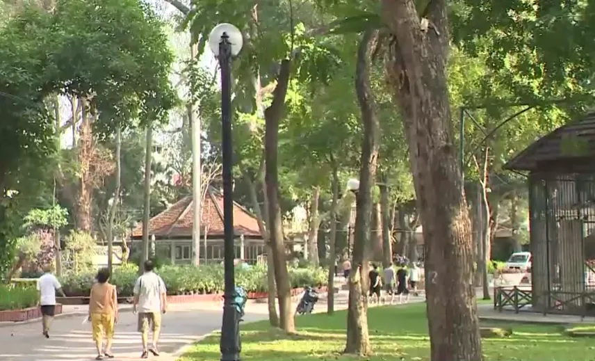 Người d&acirc;n H&agrave; Nội h&agrave;o hứng khi c&ocirc;ng vi&ecirc;n kh&ocirc;ng c&ograve;n h&agrave;ng r&agrave;o kh&eacute;p k&iacute;n - Ảnh 2.