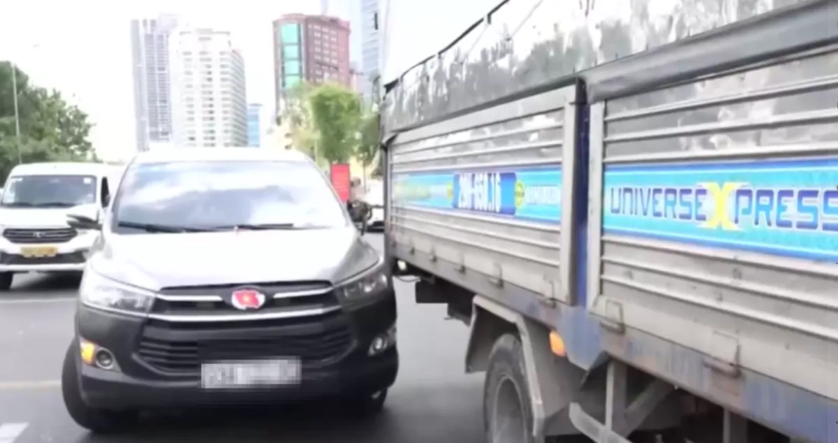 Mất an toàn giao thông vì chen lấn ở cầu Ba Son - Ảnh 1.