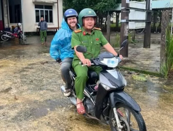 Lạc giữa rừng n&uacute;i hiểm trở, du kh&aacute;ch nước ngo&agrave;i được C&ocirc;ng an x&atilde; cứu gi&uacute;p - Ảnh 1.