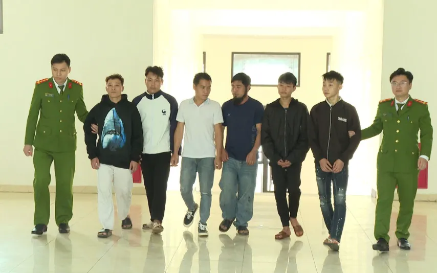 Các đối tượng trong vụ việc gây rối trật tự công cộng được đưa về cơ quan Công an để làm việc