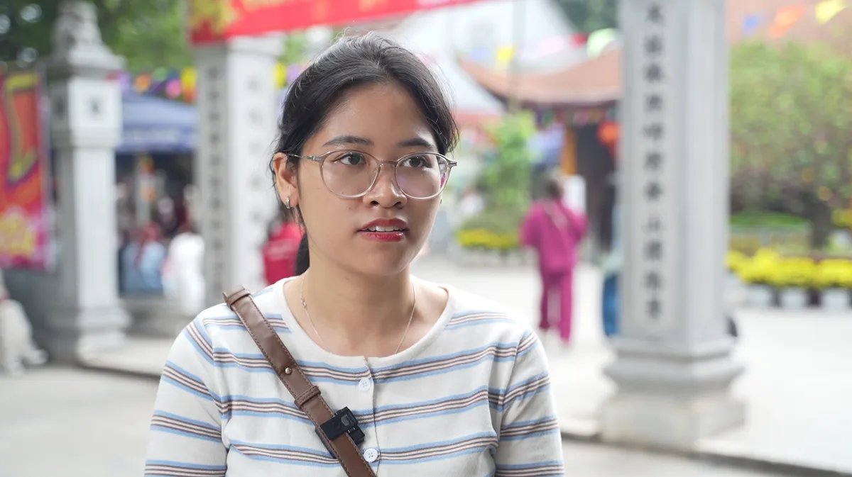 Giới trẻ đi ch&ugrave;a H&agrave; cầu duy&ecirc;n đầu năm: Khi t&igrave;nh y&ecirc;u trở th&agrave;nh một lời nguyện ước - Ảnh 7.