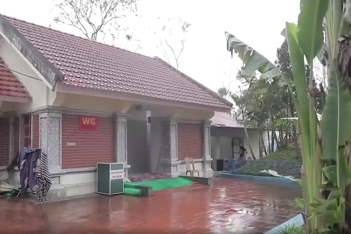 Nỗi &aacute;m ảnh mang t&ecirc;n &ldquo;nh&agrave; vệ sinh&rdquo; tại c&aacute;c di t&iacute;ch đầu năm - Ảnh 3.