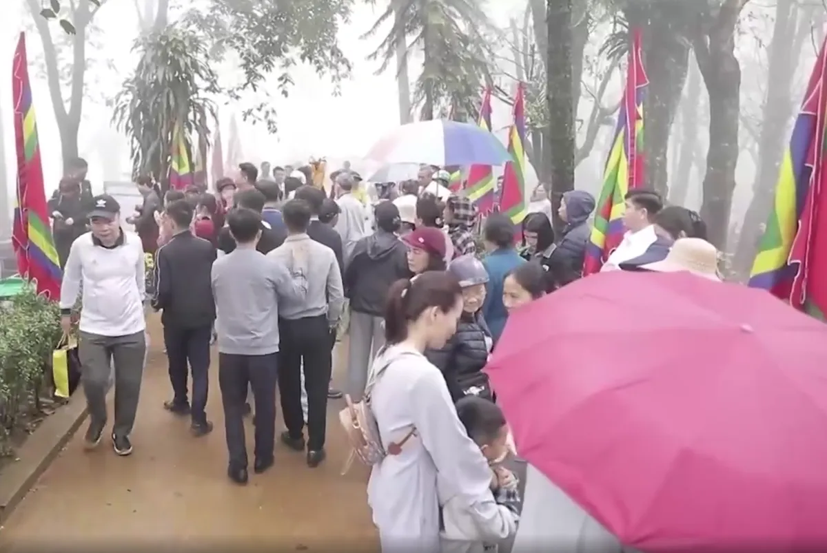 Nỗi &aacute;m ảnh mang t&ecirc;n &ldquo;nh&agrave; vệ sinh&rdquo; tại c&aacute;c di t&iacute;ch đầu năm - Ảnh 7.