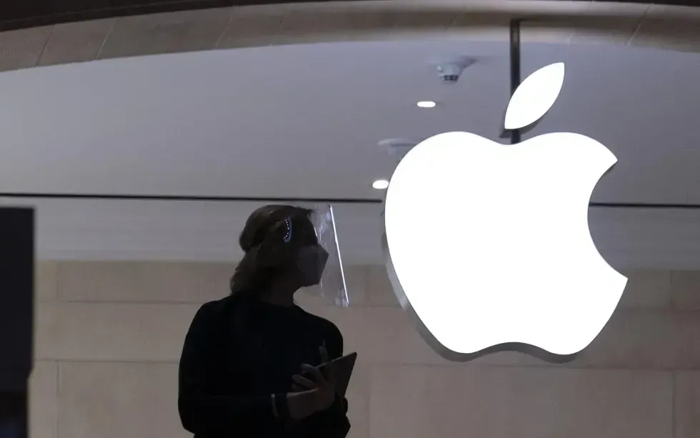 Nhân viên cửa hàng Apple tại New York ngày 5/2/2021. (Ảnh: AP)