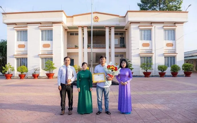 Chính quyền địa phương đã trao tặng giấy khen cho anh Nguyễn Hoàng Duy tại lễ chào cờ đầu tuần của xã Tân Thành. Ảnh: NLĐ