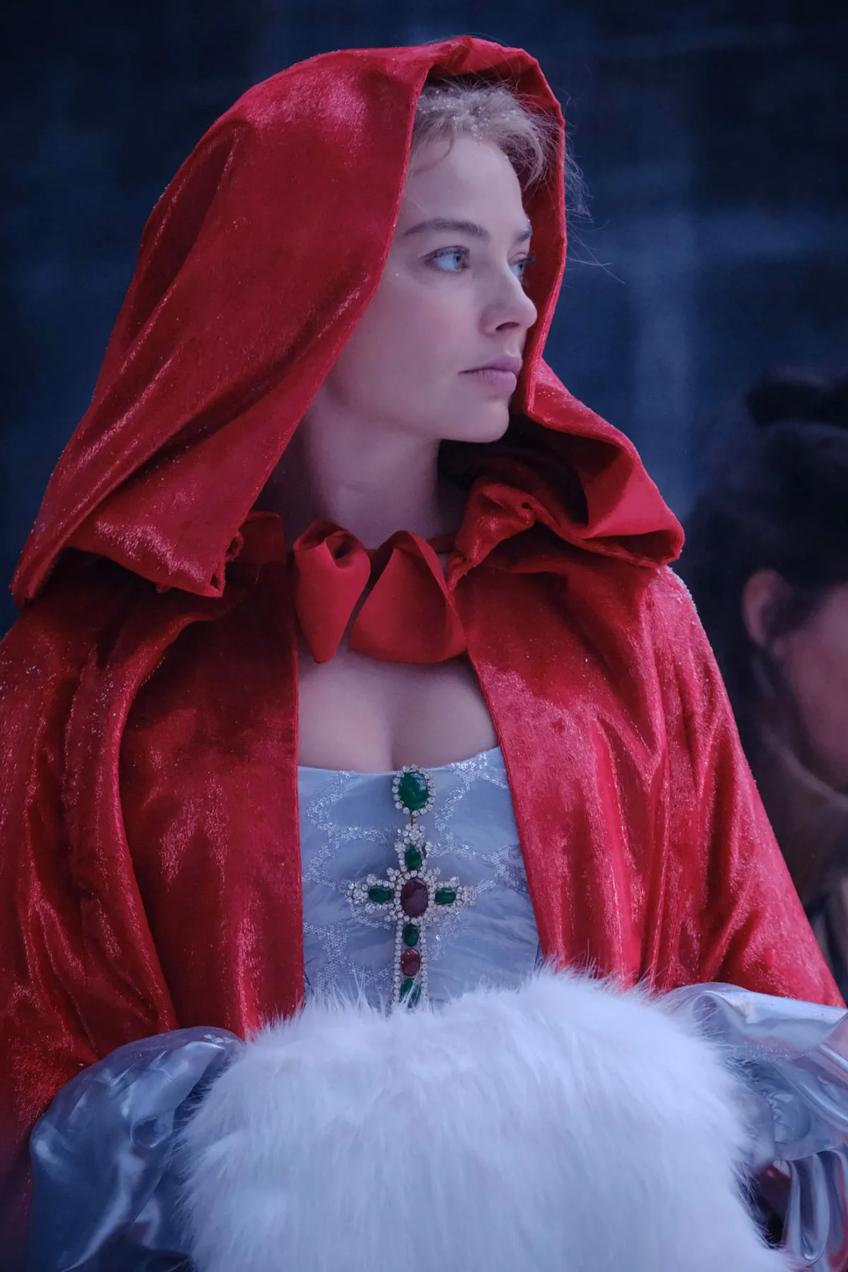 Tranh cãi xung quanh bộ sưu tập trang phục hào nhoáng, như "giấc mơ kỳ ảo" của phim "Đồi gió hú"- Ảnh 4. Tranh cãi xung quanh bộ sưu tập trang phục hào nhoáng, như "giấc mơ kỳ ảo" của phim "Đồi gió hú"- Ảnh 4.