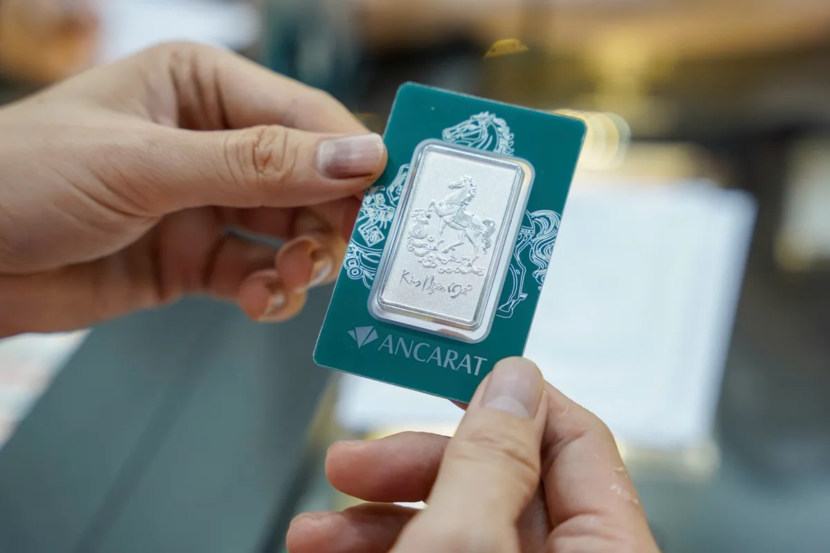 Quay đầu giảm, giá vàng mất mốc 190 triệu đồng/lượng - Ảnh 2.