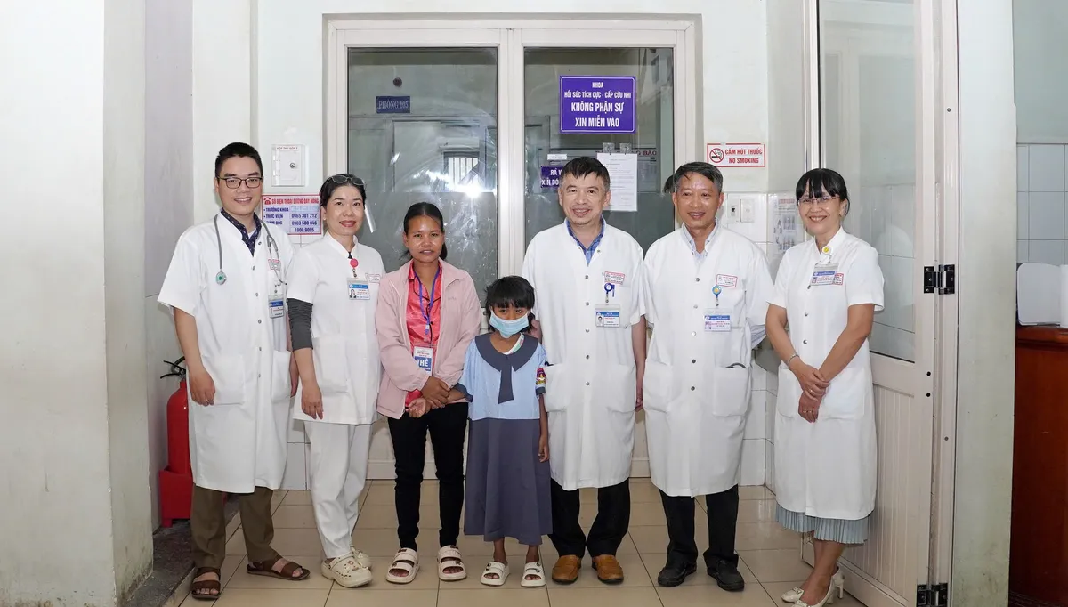 Bé gái 7 tuổi ở xã A Lưới 5 (TP Huế) bị rắn cạp nia cắn rơi vào nguy kịch đã được các bác sĩ Bệnh viện Trung ương Huế cứu sống ngoạn mục. 