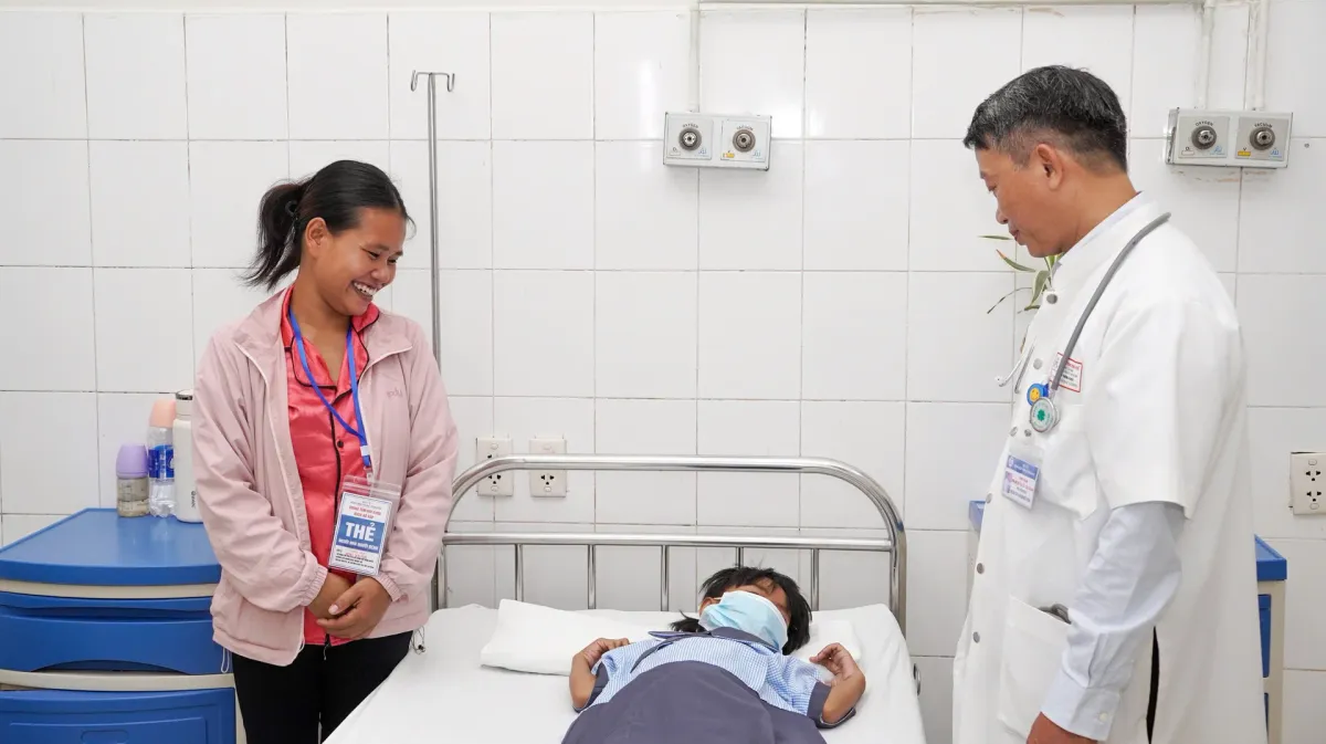 Cứu sống b&eacute; g&aacute;i 7 tuổi nguy kịch do rắn cạp nia cắn khi đang ngủ- Ảnh 1.