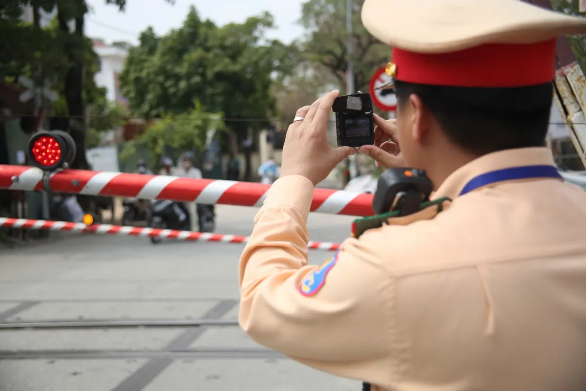 Hà Nội, Cố vượt rào chắn khi tàu gần đến, shipper mắc kẹt tại đường ngang - Ảnh 1.