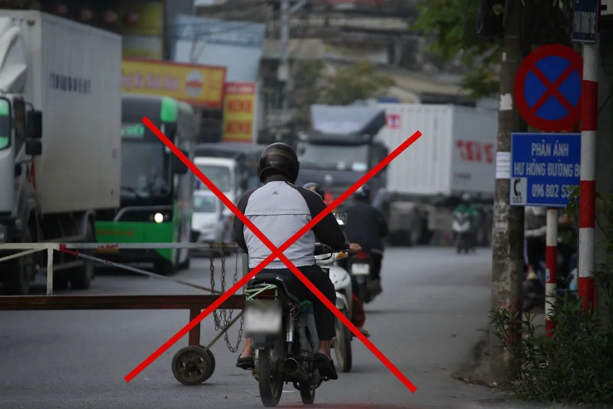 Hà Nội, Cố vượt rào chắn khi tàu gần đến, shipper mắc kẹt tại đường ngang - Ảnh 4.