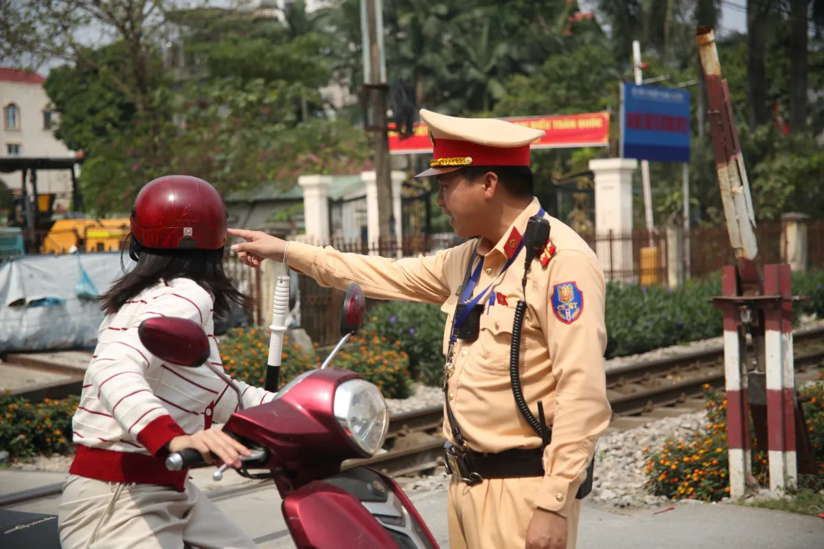 Hà Nội, Cố vượt rào chắn khi tàu gần đến, shipper mắc kẹt tại đường ngang - Ảnh 3.