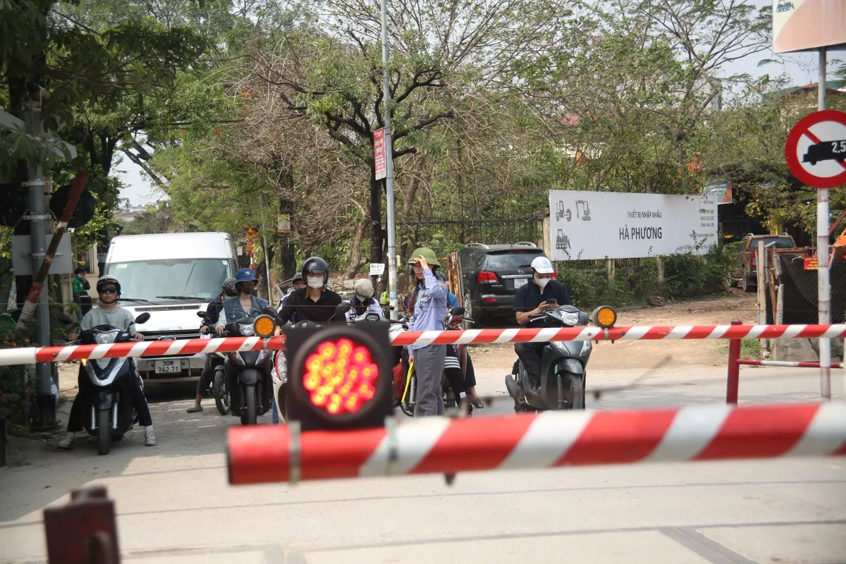 Cục CSGT ph&aacute;t lệnh tăng cường xử l&yacute; vi phạm tại đường ngang đường sắt tr&ecirc;n to&agrave;n quốc - Ảnh 5.