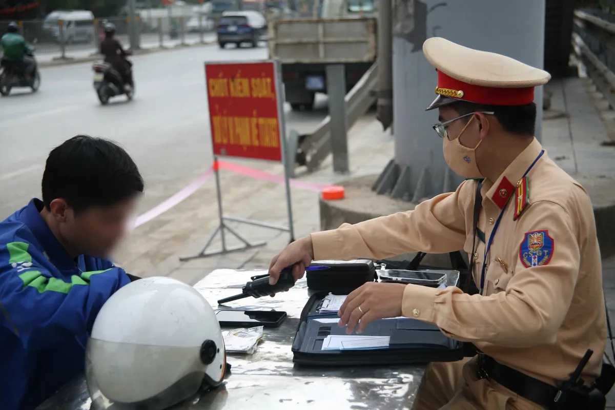 Cục CSGT ph&aacute;t lệnh tăng cường xử l&yacute; vi phạm tại đường ngang đường sắt tr&ecirc;n to&agrave;n quốc - Ảnh 4.