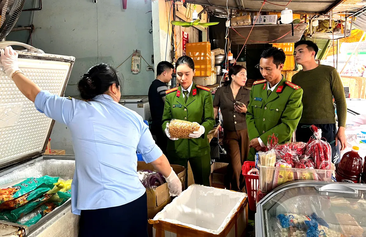 Ph&aacute;t hiện, thu giữ 4 tấn thực phẩm kh&ocirc;ng r&otilde; nguồn gốc - Ảnh 2.