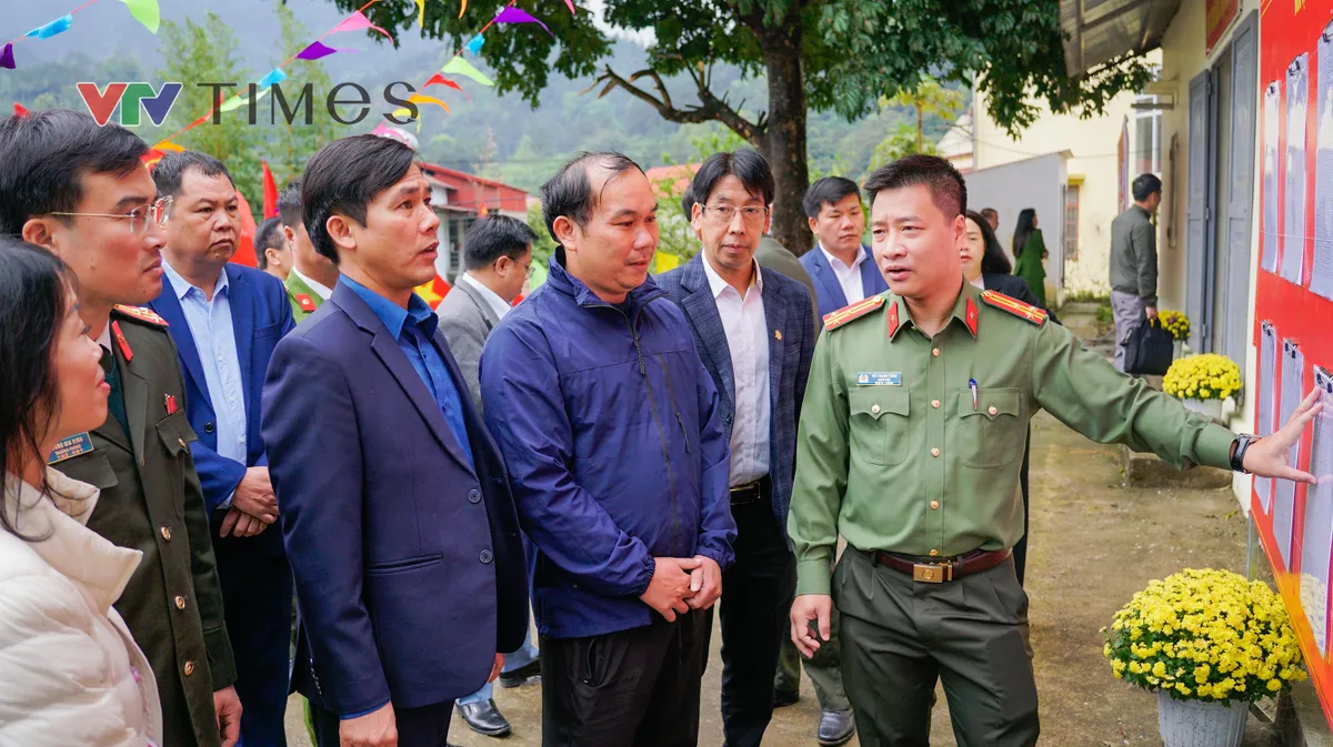 Gi&aacute;m đốc C&ocirc;ng an Lạng Sơn kiểm tra c&ocirc;ng t&aacute;c chuẩn bị bầu cử tại 4 x&atilde; tr&ecirc;n địa b&agrave;n tỉnh - Ảnh 4.
