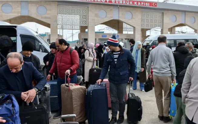 Công dân Iran đến vùng Đông Bắc Thổ Nhĩ Kỳ sau khi đi qua cửa khẩu biên giới Razi-Kapikoy (Ảnh: AFP/Getty Images)