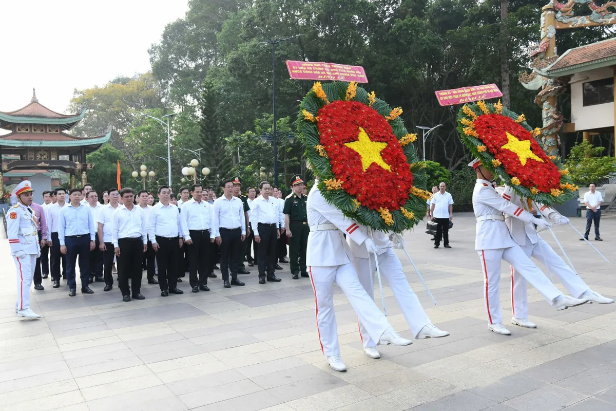 Chủ tịch Quốc hội Trần Thanh Mẫn d&acirc;ng hương tưởng nhớ c&aacute;c Anh h&ugrave;ng, liệt sĩ tại Đền Bến Dược - Ảnh 1.