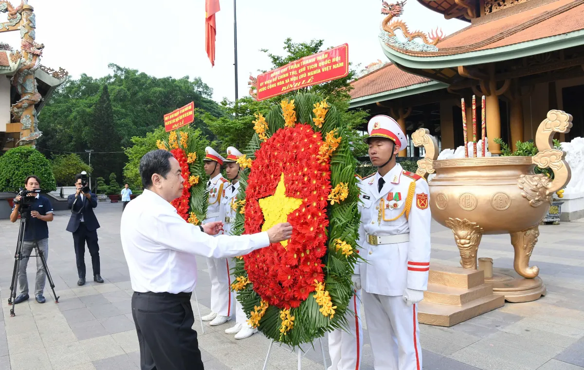 Chủ tịch Quốc hội Trần Thanh Mẫn d&acirc;ng hương tưởng nhớ c&aacute;c Anh h&ugrave;ng, liệt sĩ tại Đền Bến Dược - Ảnh 2.