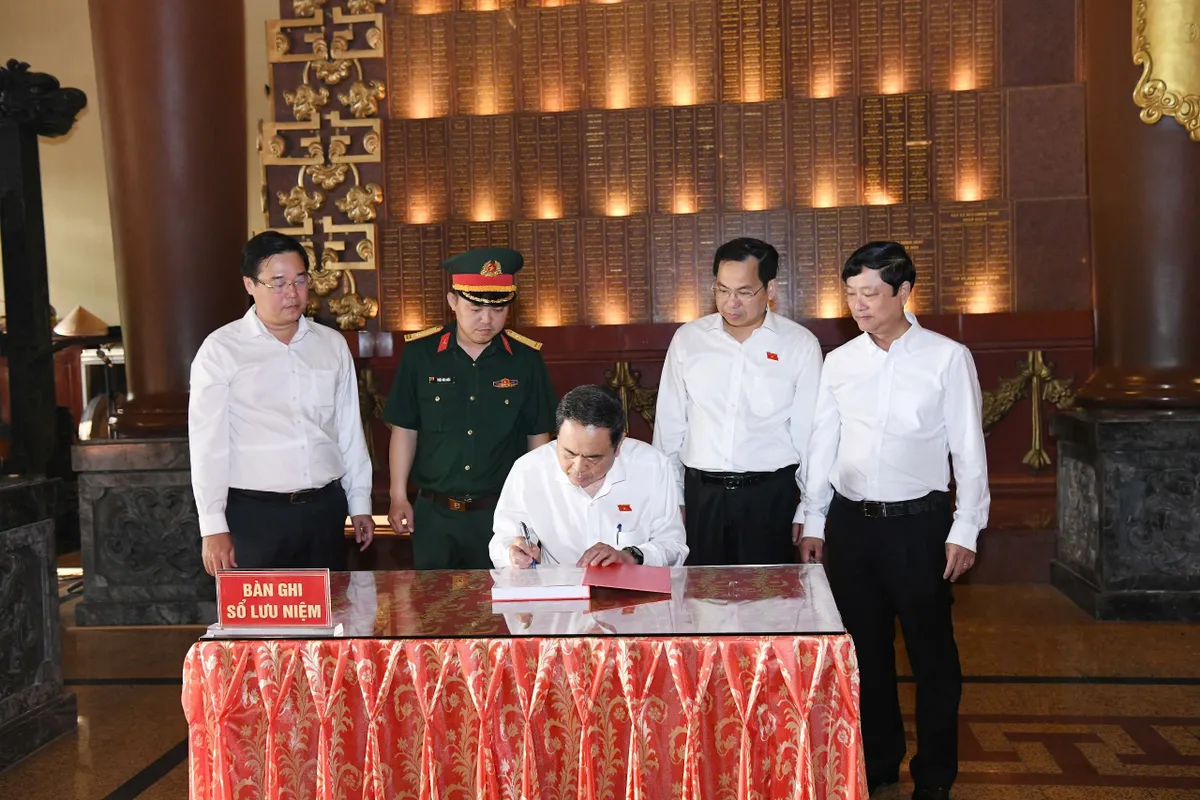 Chủ tịch Quốc hội Trần Thanh Mẫn d&acirc;ng hương tưởng nhớ c&aacute;c Anh h&ugrave;ng, liệt sĩ tại Đền Bến Dược - Ảnh 5.