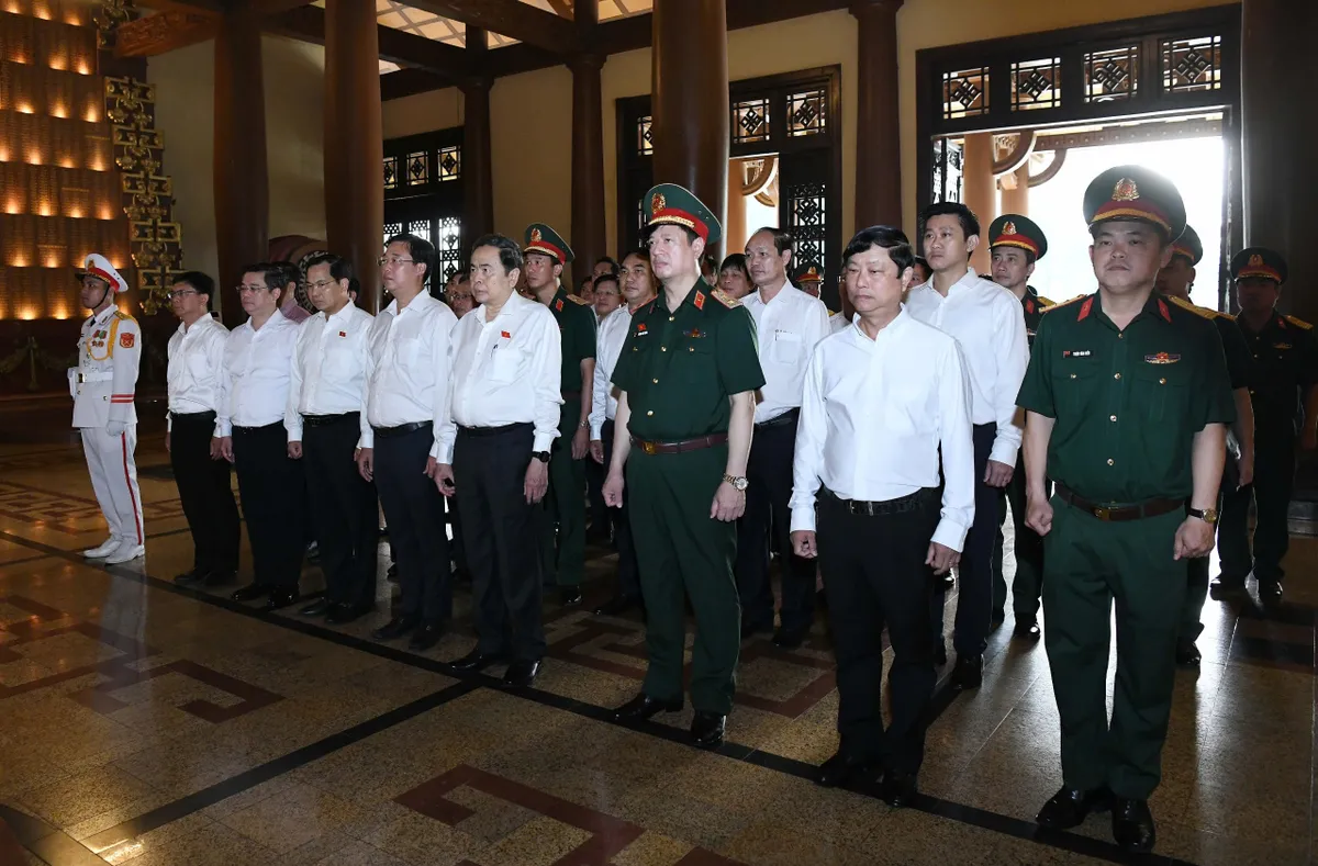 Chủ tịch Quốc hội Trần Thanh Mẫn d&acirc;ng hương tưởng nhớ c&aacute;c Anh h&ugrave;ng, liệt sĩ tại Đền Bến Dược - Ảnh 4.