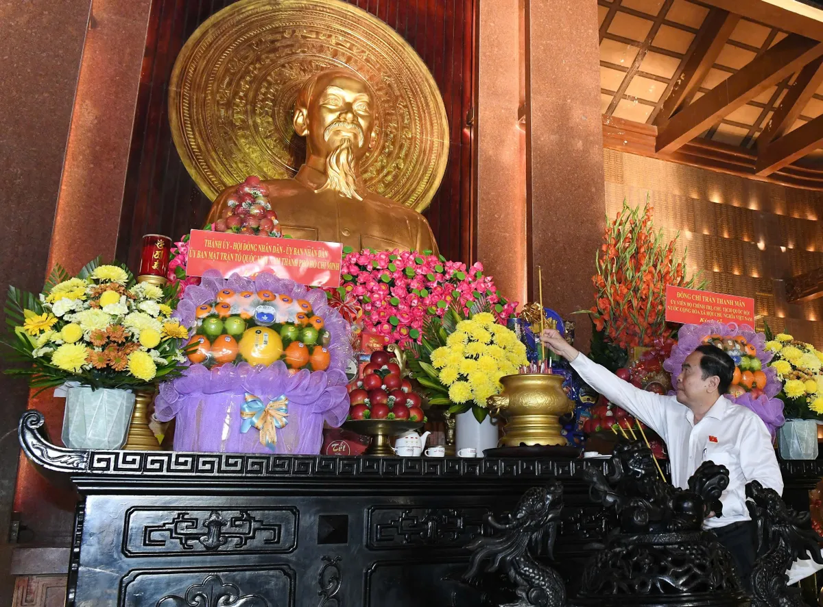 Chủ tịch Quốc hội Trần Thanh Mẫn d&acirc;ng hương tưởng nhớ c&aacute;c Anh h&ugrave;ng, liệt sĩ tại Đền Bến Dược - Ảnh 3.