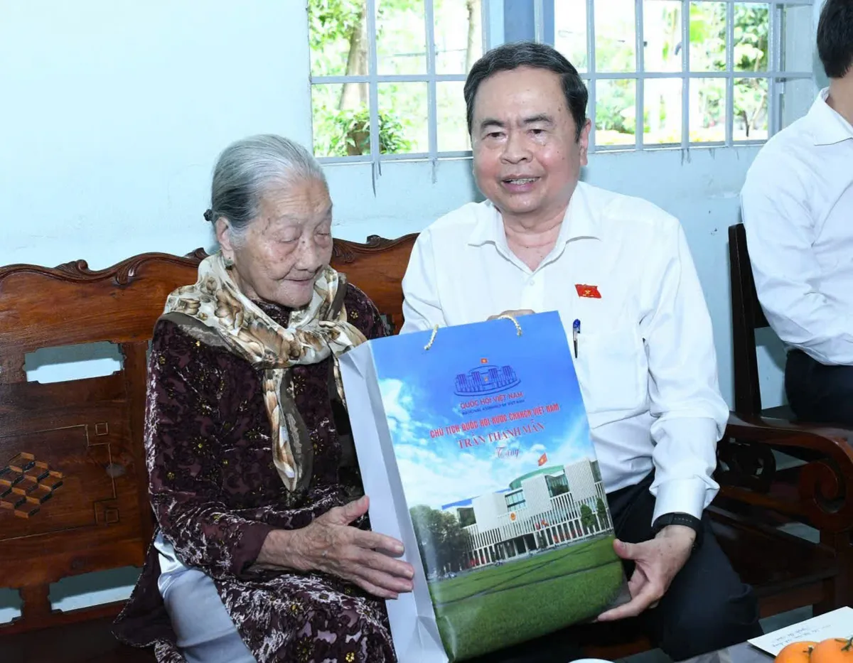 Chủ tịch Quốc hội Trần Thanh Mẫn d&acirc;ng hương tưởng nhớ c&aacute;c Anh h&ugrave;ng, liệt sĩ tại Đền Bến Dược - Ảnh 6.