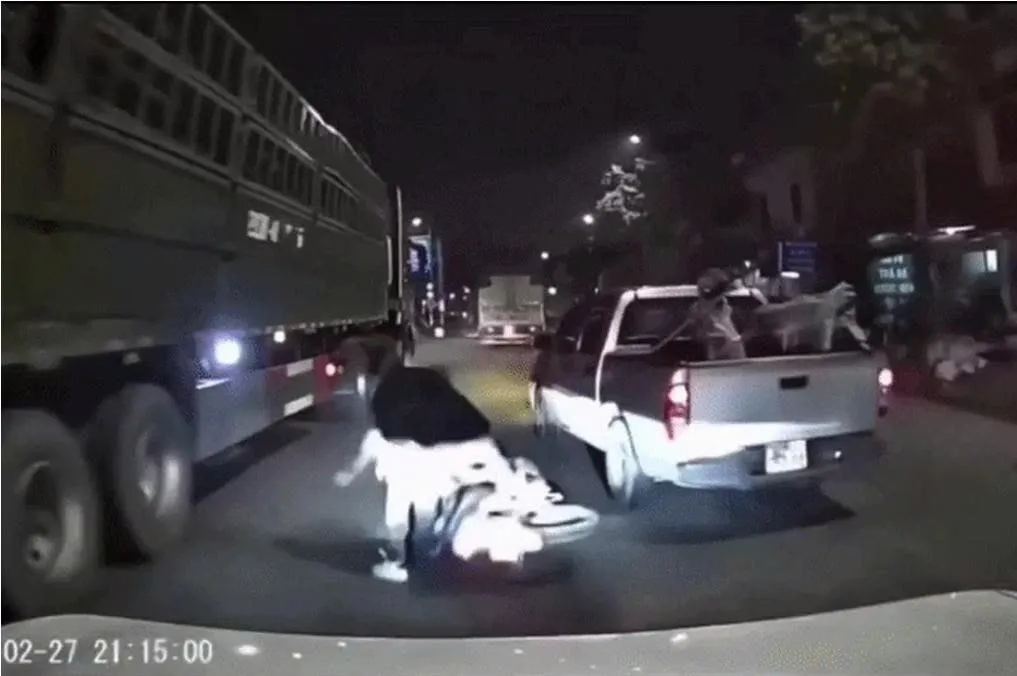 Tạm giữ h&igrave;nh sự t&agrave;i xế xe b&aacute;n tải ch&egrave;n ng&atilde; xe m&aacute;y chở 3 người ở H&agrave; Nội - Ảnh 2.