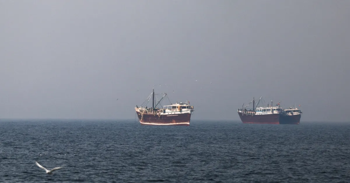 Iran tuy&ecirc;n bố tấn c&ocirc;ng mọi t&agrave;u thuyền đi qua eo biển Hormuz- Ảnh 1.