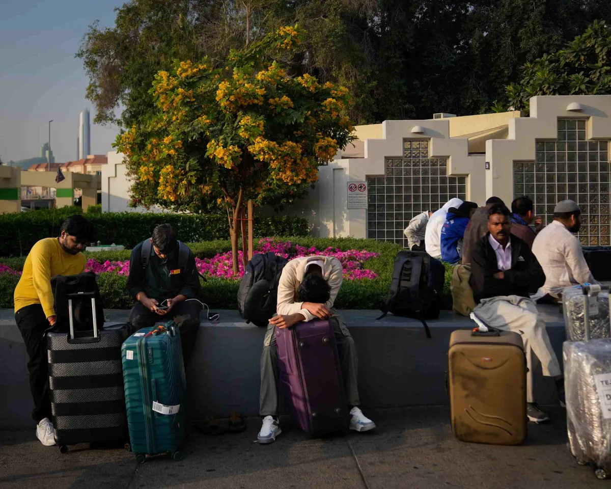 Tạm dừng tour đến khu vực xung đột, đảm bảo an to&agrave;n cho du kh&aacute;ch Việt- Ảnh 1.