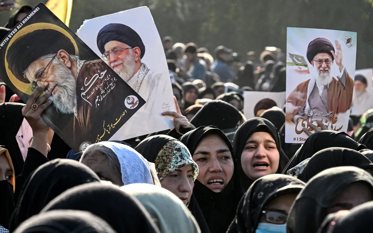 Pakistan triển khai qu&acirc;n đội, &aacute;p đặt lệnh giới nghi&ecirc;m sau c&aacute;c cuộc biểu t&igrave;nh chết người ở Iran  - Ảnh 1.