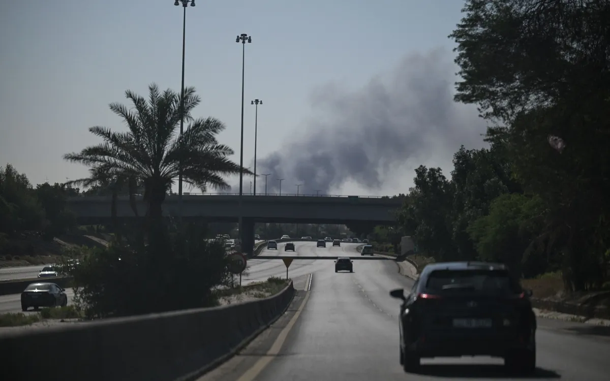 Khói bốc lên từ một cuộc tấn công được cho là của Iran vào khu vực Đại sứ quán Mỹ tại thành phố Kuwait, ngày 2/3/2026 (Ảnh: AFP)