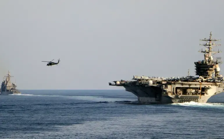 Tàu sân bay USS Dwight D Eisenhower băng qua eo biển Hormuz tiến vào Vịnh Ba Tư (Ảnh tư liệu: AP)