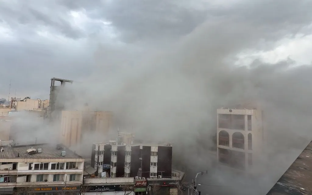 Iran tấn công đại sứ quán Mỹ ở Saudi Arabia vào rạng sáng 3/3/2026 (Ảnh: AP)