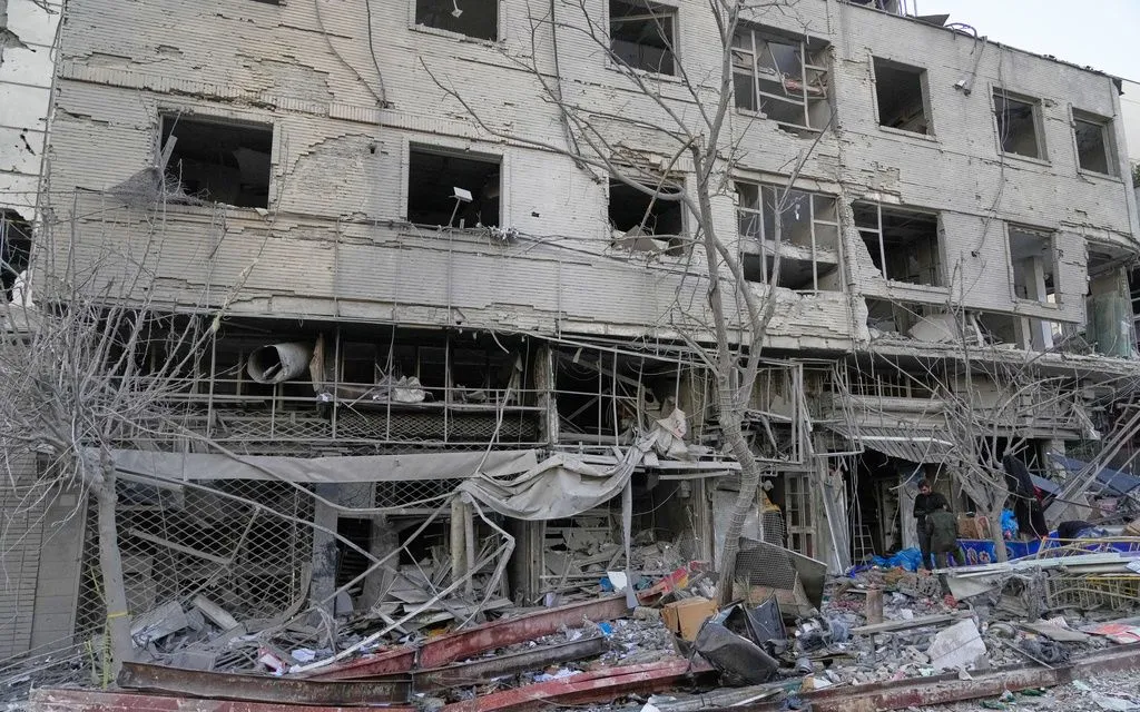 Tòa nhà đổ nát sau cuộc tấn công quân sự chung giữa Mỹ và Israel đang diễn ra ở Tehran, Iran, ngày 2/3/2026 (Ảnh: AP)