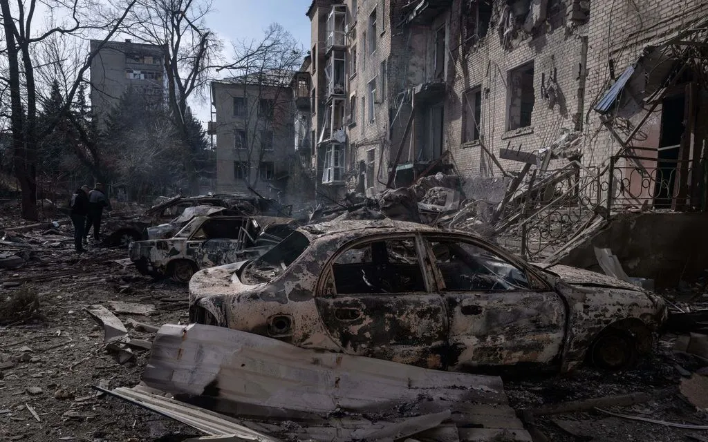 Khu chung cư bị hư hại sau khi bị bom dẫn đường của Nga đánh trúng ở trung tâm thị trấn tiền tuyến Druzhkivka, vùng Donetsk, ngày 2/3/2026 (Ảnh; AP)
