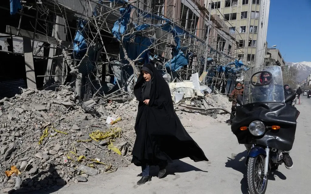 Một tòa nhà bị hư hại sau cuộc tấn công trong chiến dịch quân sự chung giữa Mỹ và Israel tại Tehran, Iran, ngày 3/3/2026 (Ảnh: AP)