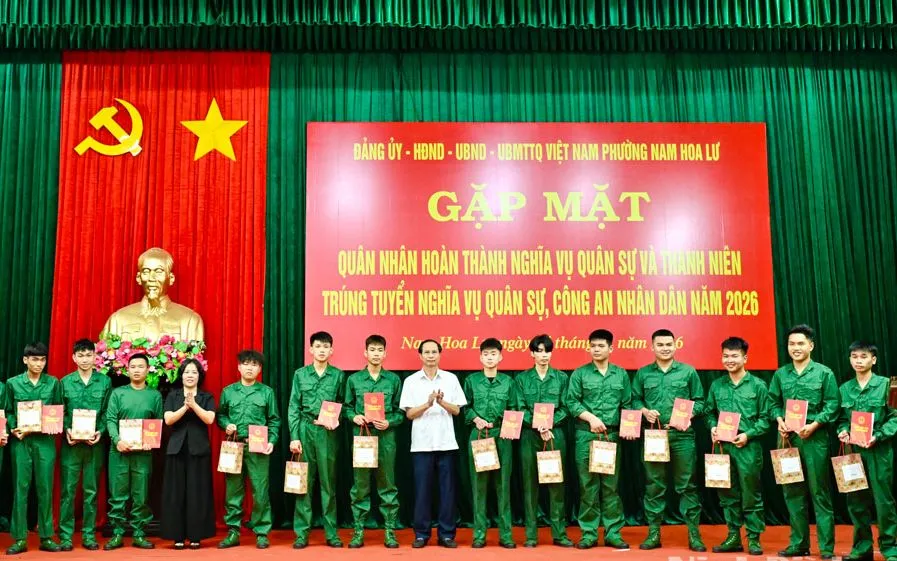 Lãnh đạo phường Nam Hoa Lư tặng quà cho quân nhân hoàn thành nghĩa vụ quân sự trở về địa phương. 