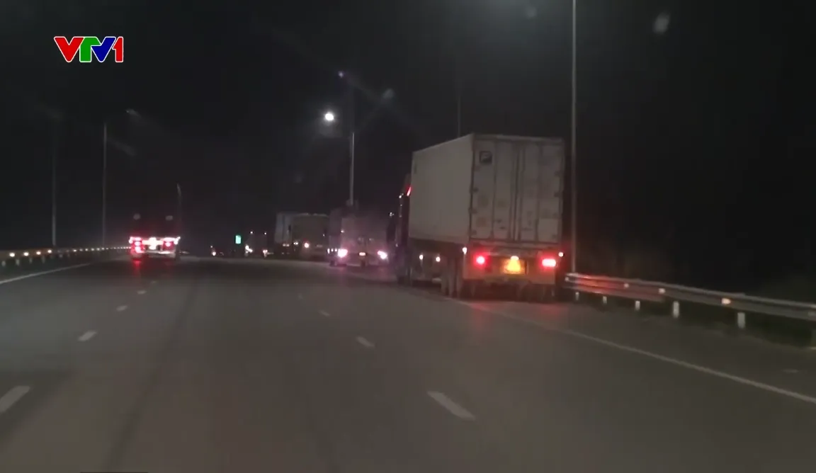 Mất an to&agrave;n v&igrave; dừng, đỗ xe t&ugrave;y tiện tr&ecirc;n cao tốc - Ảnh 1.