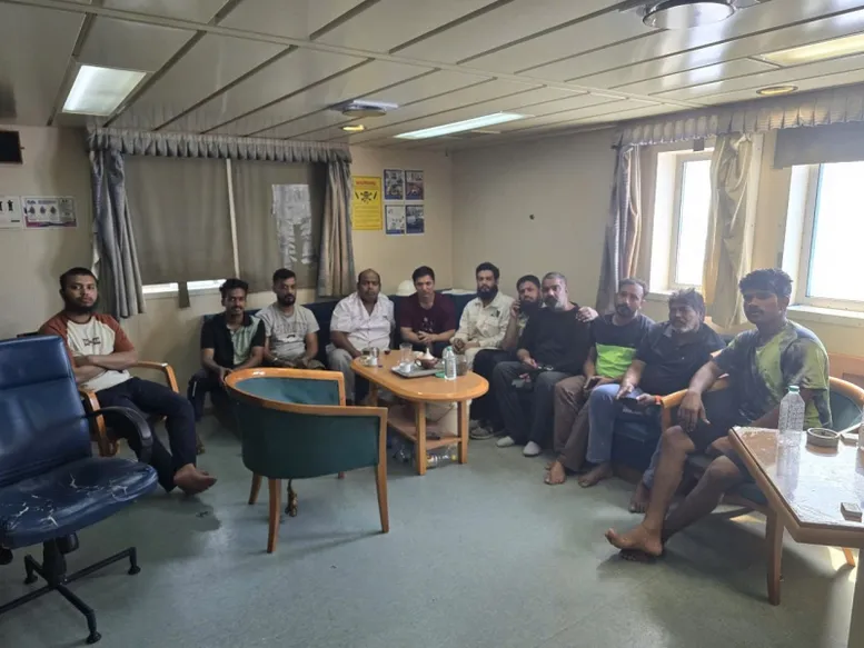 Cứu 21 thuyền vi&ecirc;n t&agrave;u MKD VYOM bị nạn tr&ecirc;n biển Oman- Ảnh 2.