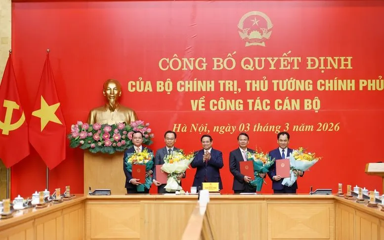 Thủ tướng tặng hoa các đồng chí mới được bổ nhiệm 