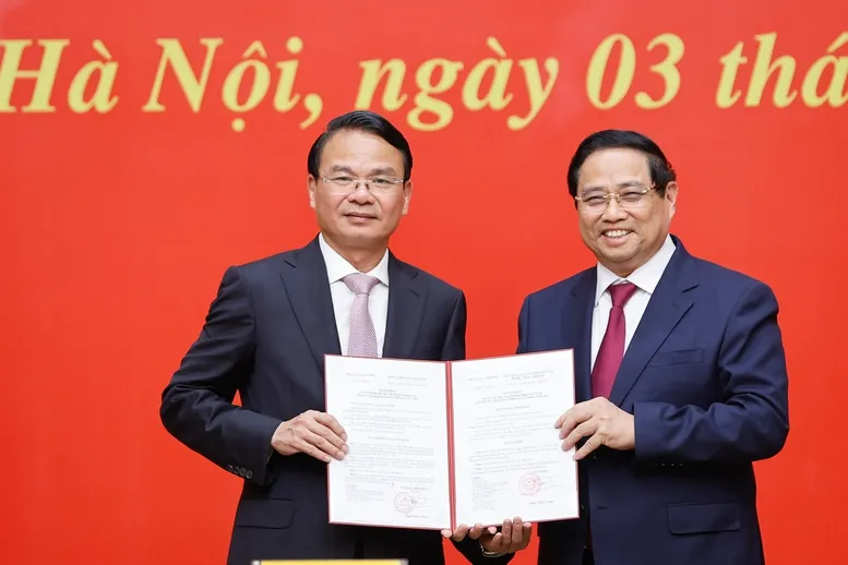 Thủ tướng trao quyết định chỉ định Phó Bí thư Đảng ủy Chính phủ và bổ nhiệm lãnh đạo 4 bộ, cơ quan ngang Bộ - Ảnh 2.