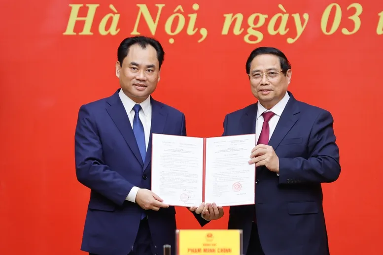 Thủ tướng trao quyết định chỉ định Phó Bí thư Đảng ủy Chính phủ và bổ nhiệm lãnh đạo 4 bộ, cơ quan ngang Bộ - Ảnh 5.